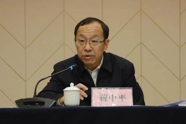 会议由省委政法委副书记,省法官检察官惩戒委员会委员蒋中平主持.