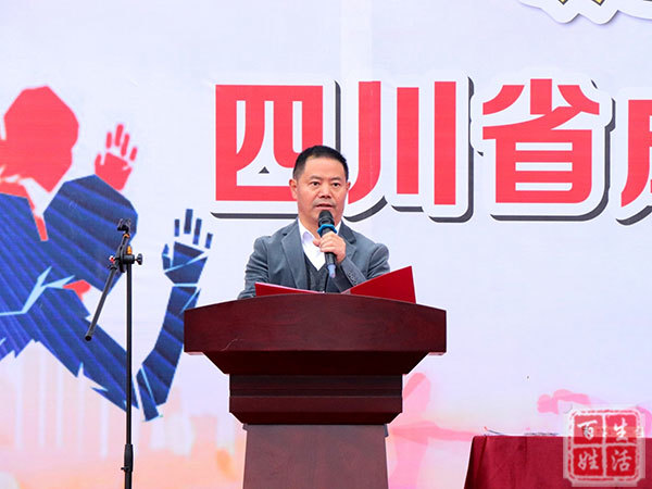王坤副校长宣布郫都一中第37届运动会正式开幕!