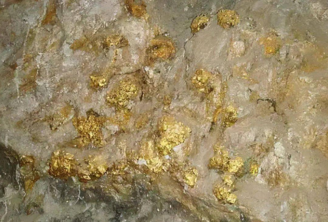 金矿指的是金矿石或者金矿山,是具有足够含量黄金,并可以工业利用的