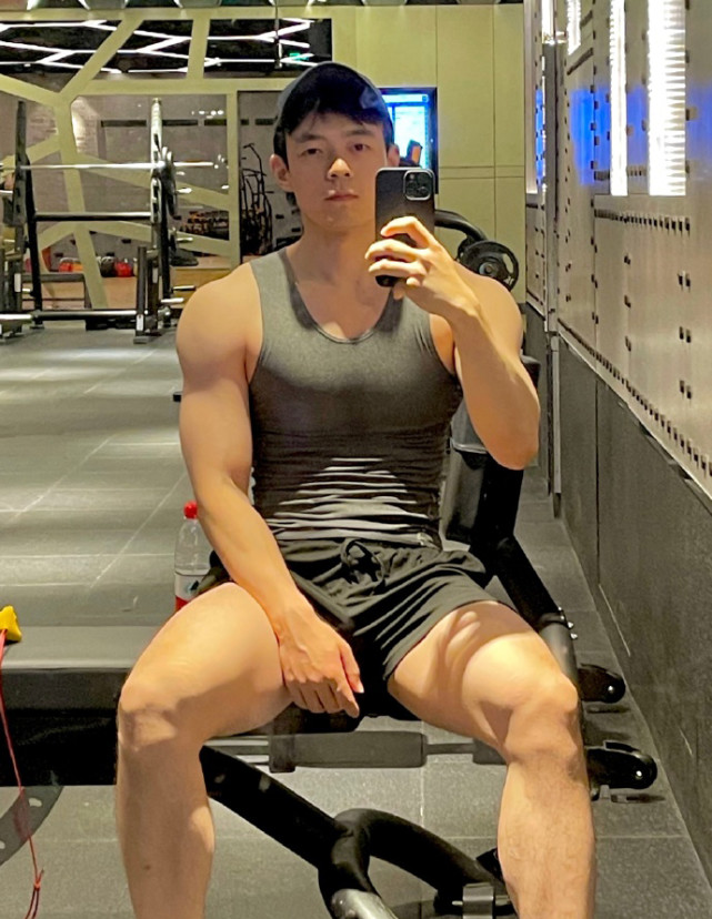 清华大学走出来的肌肉型男,有颜有料有身材,撸铁锻造