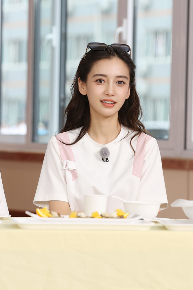 杨颖樱花粉工装夹克白t恤粉嫩温柔