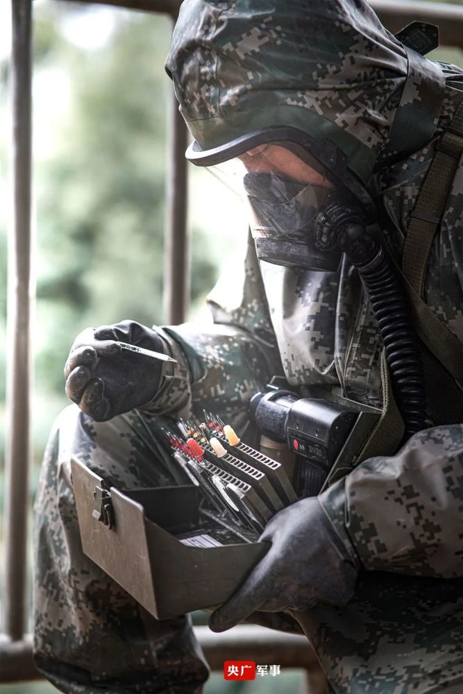 象鼻人降魔神兵送你一组防化兵的高清写真