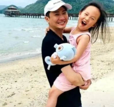 央视主持杨帆6岁女儿露脸,被夸漂亮有福,被催二胎的高