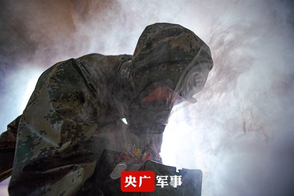 "象鼻人"降魔神兵…送你一组防化兵的高清写真