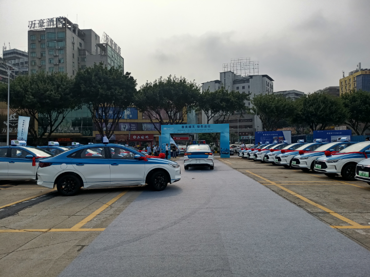 出行新选择市区100辆新能源纯电动出租车安全舒适受欢迎