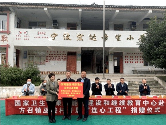 团员代表和相关医学专家,前往红军过苗疆偏寨陈列馆,施洞古镇等红色基