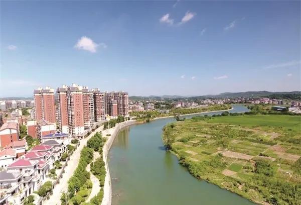 南与邵阳新邵县交界,西,北与新化县相连,东与涟源市毗邻,土地面积439