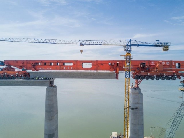 中国又建成了!世界首台千吨级架桥机,可抗7级海风,咋做到的?