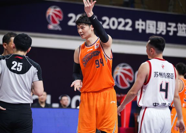 身高1米9,垂直摸高3米28!21岁升上海一队!恭喜,王哲林