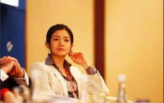 随后,她挥舞着人民币投资了阿里巴巴,蚂蚁金服,圆通快递,全峰快递