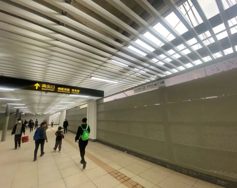 走过南天桥 就来到了全新的出入口 沿着新通道走50米 乘坐自动扶梯下