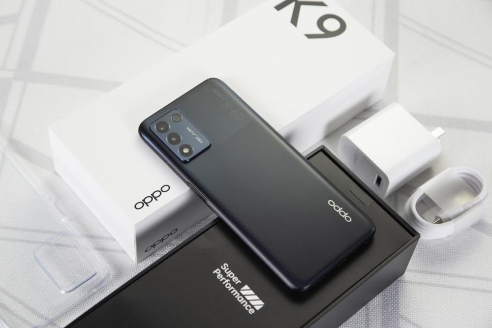 oppo k9s初拿到手上,颜值是有惊艳到我的,黑曜武士配色显得更加沉稳