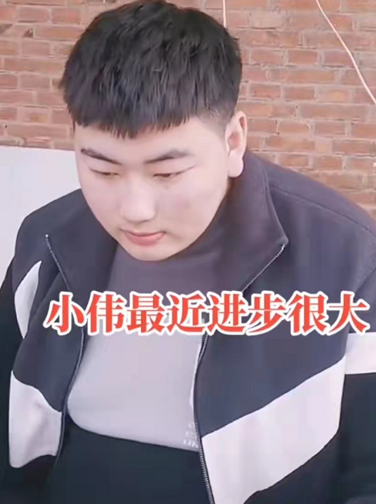 离开陈亚男后朱小伟学会开车,工作时像"白领",自信多了