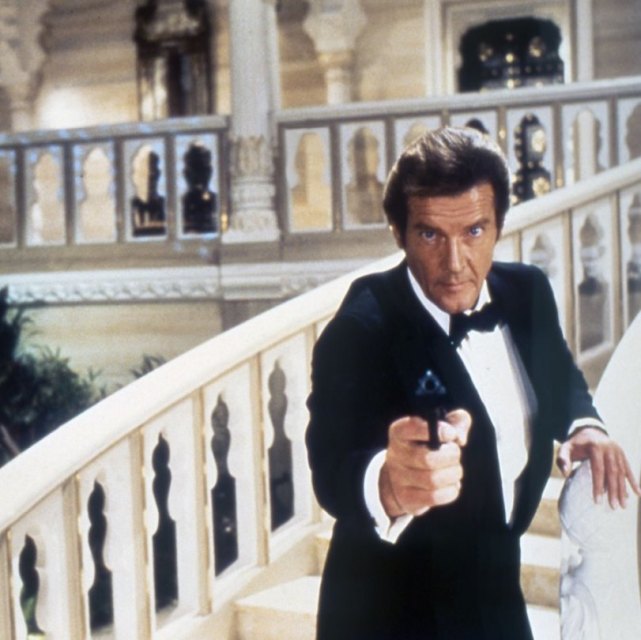 罗杰摩尔,他出演了7部007电影