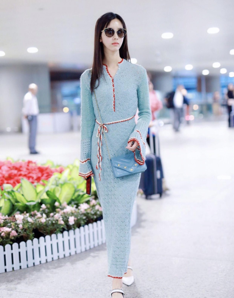 陈都灵机场秀穿搭好仙身穿一袭淡蓝色连衣裙肤白貌美好有名媛的贵气感