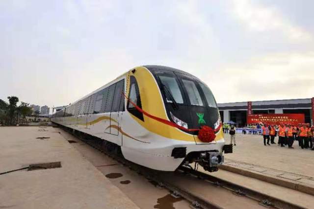 深圳地铁14号线迎来首列全自动无人驾驶列车