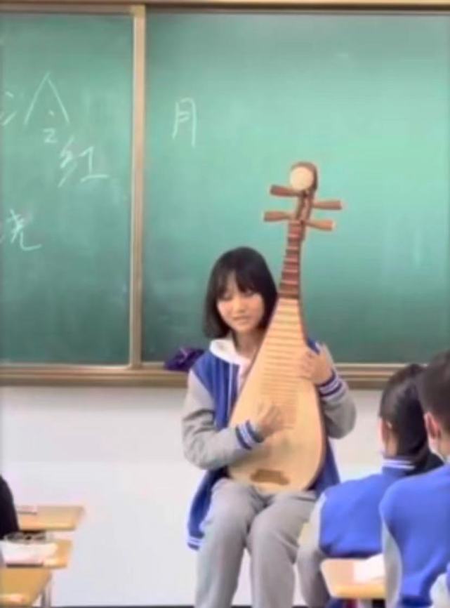 弹琵琶的新疆女生火了,老师:没要求背的诗不少同学很快会背了