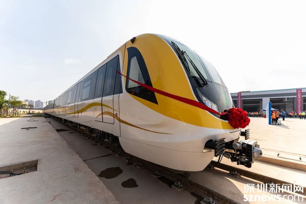 深圳地铁14号线列车首次亮相 实现全自动无人驾驶