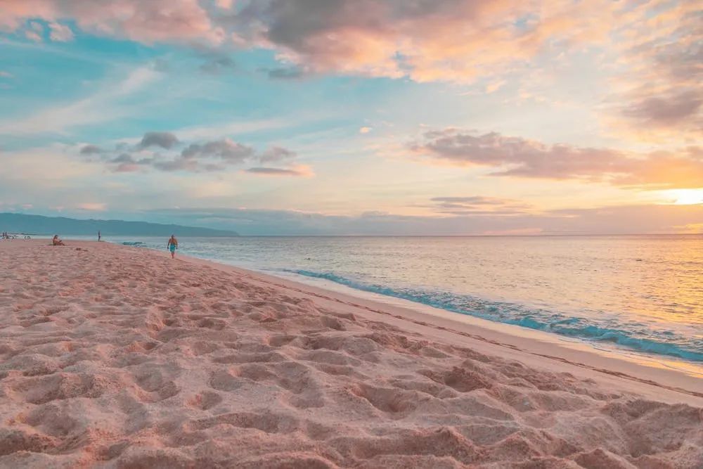 省西部一处 难得的 依山临海的海湾 依山傍海,视野宽阔 每当夕阳西下