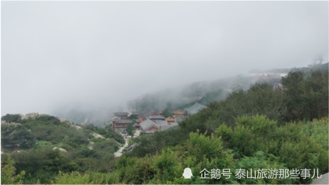 人们分别为泰山老奶奶在泰山极顶建了上庙碧霞祠,在蒿里山东建了下庙