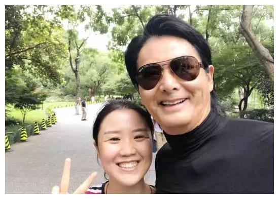 周润发晨跑被偶遇,身材超瘦两鬓斑白戴帽子遮,摘口罩与粉丝合照