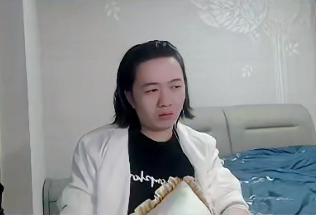 从直播画面可以看出,德华正带着痛苦面具,非常不开心.这是为什么呢?