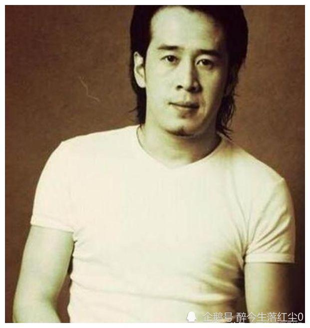 年轻时的杨坤当年在包头驻唱,小有名气,心中一直梦想着更大的舞台
