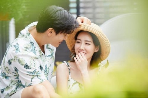 恋人,依依不舍如果词语"缱绻"用在一对情人身上,就多了几分眷恋.