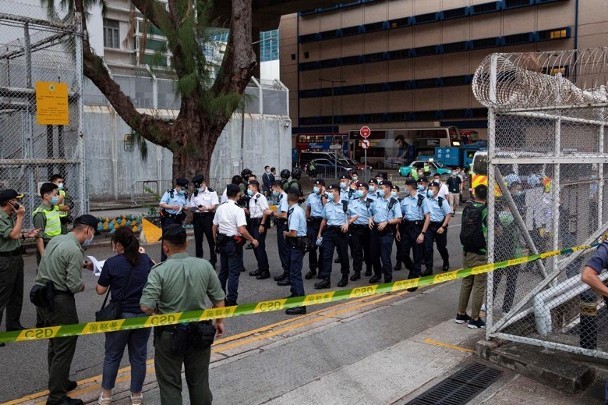 香港警务处与惩教署举行联合反恐演习模拟处置在公共区域发现的可疑