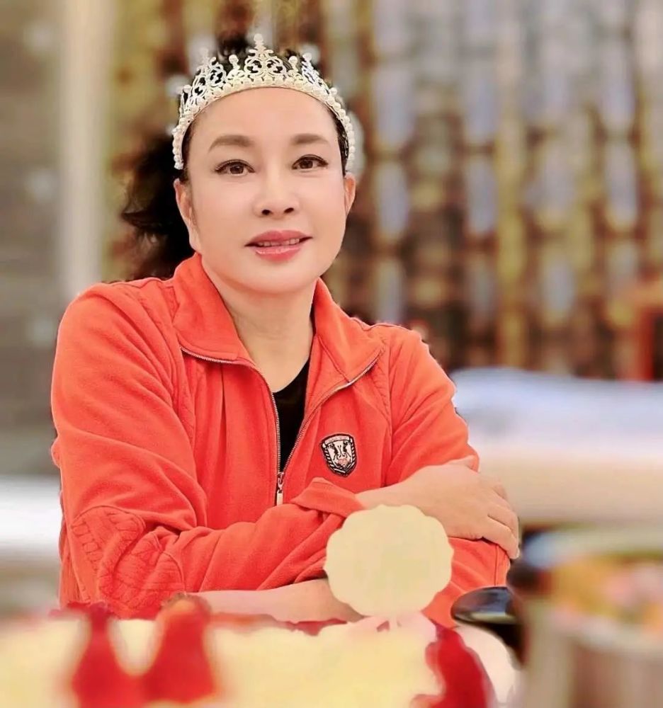 演员刘晓庆迎来自己69岁生日 身穿红衣服佩戴珠宝和好友们聚会庆生