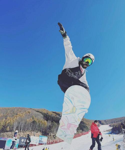 王源晒空中定格滑雪照 姿势炫酷帅气