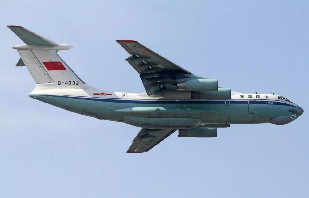 在运20之前,我国的主力运输机是运8系列飞机和来自俄罗斯的伊尔76.