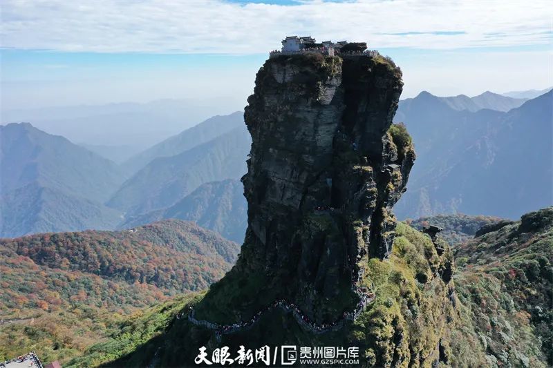乔啟明摄游客在梵净山景区蘑菇石景点观赏美景 乔啟明摄游客在零下十