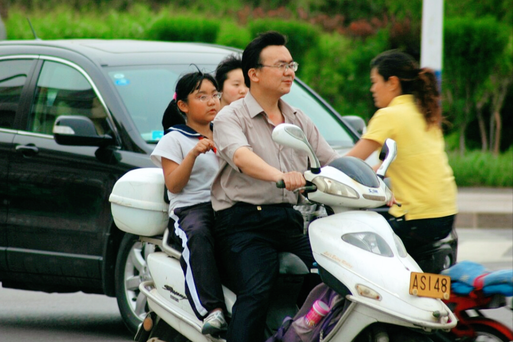 电动车到底能不能载人,怎么载人不被罚?已有标准,看官方怎么说