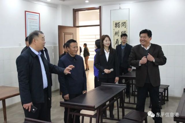活动第一阶段,彭淑贞副校长一行7人到达东平明湖中学后,在张茂节局长
