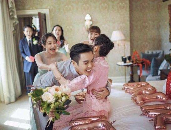 张若昀女儿首次曝光唐艺昕母女逛街时被拍一岁半宝宝长得十分可爱