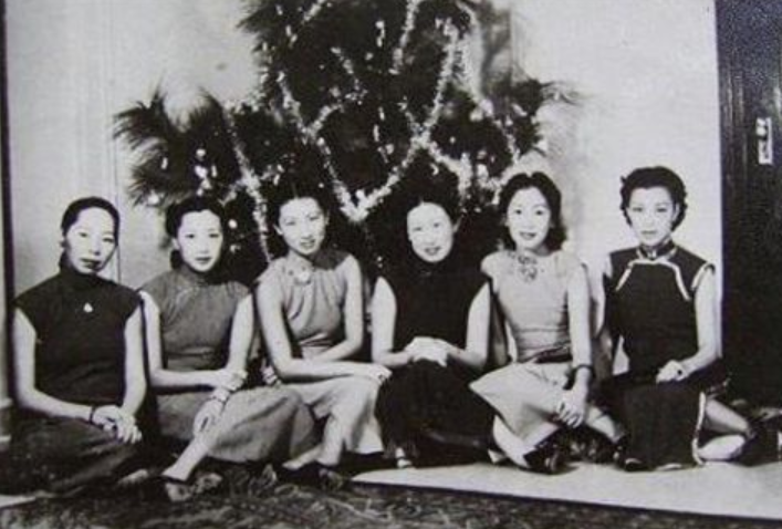 1956年,54岁的严幼韵与自己的第二任丈夫,71岁的顾维钧完婚,顾维钧被