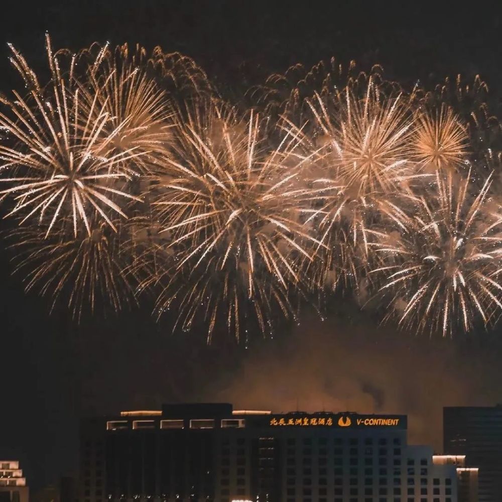 新年限定烟花文字背景图