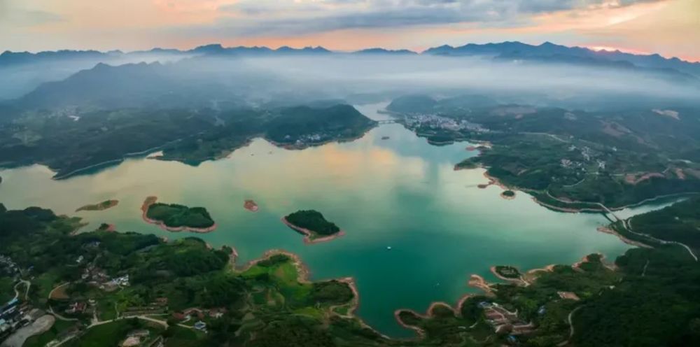 一面倚山,三面邻湖,为遂昌国家森林公园三大板块之一的湖山森林公园和