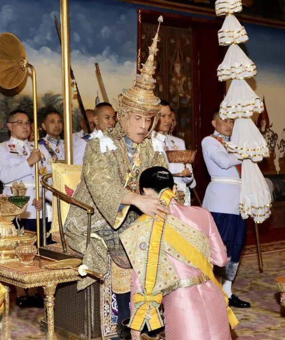 在穿着军装的士兵面前穿着"露腰"小背心,最一言难尽的还是低腰裤的