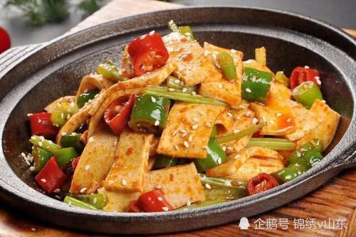 材料:千层豆腐400克(用豆皮即可;洋葱60克;青椒15克;红椒15克;五花肉