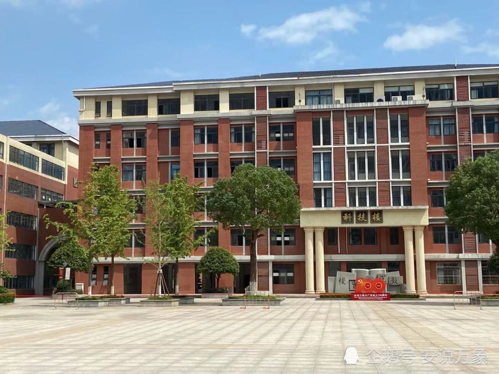 长沙市一中城南中学是一所市教育局直属学校,位于天心区南托街道规划