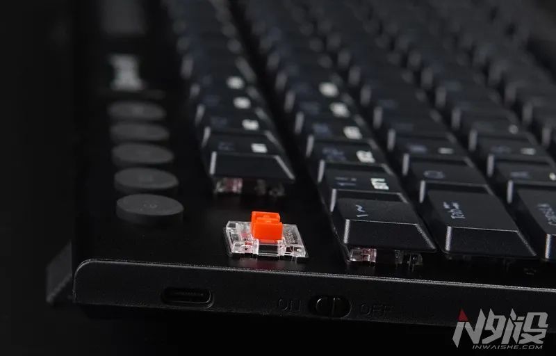 键帽轴体type-c接口和电源开关键被放置在了键盘左侧,底部仅有usb接收