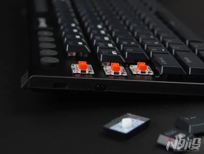 键帽轴体type-c接口和电源开关键被放置在了键盘左侧,底部仅有usb接收