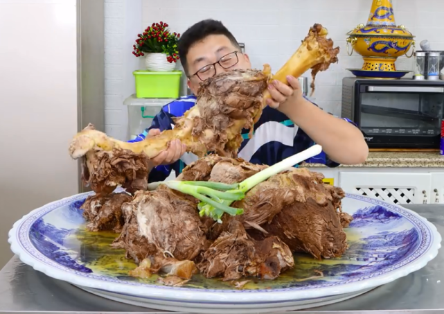 河北帅小伙,"半吨先生",做美食2年圈粉2000万,还能红