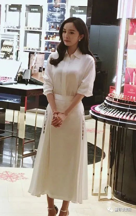 但她也算是比较丰满的身形,看上去甚至还有种y型身材的感觉
