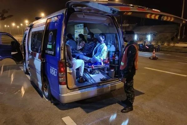 27日,又有一批缅甸人被泰国警方逮捕,并且这批人是在救护车上抓的.