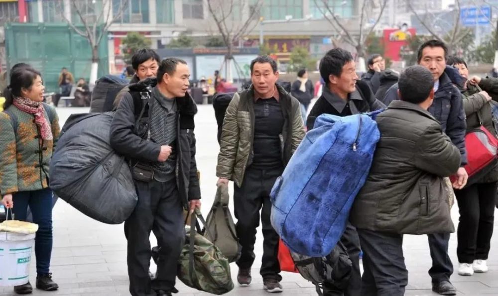 农民工大规模返乡引争议打工赚钱越来越难回家赚钱可行吗
