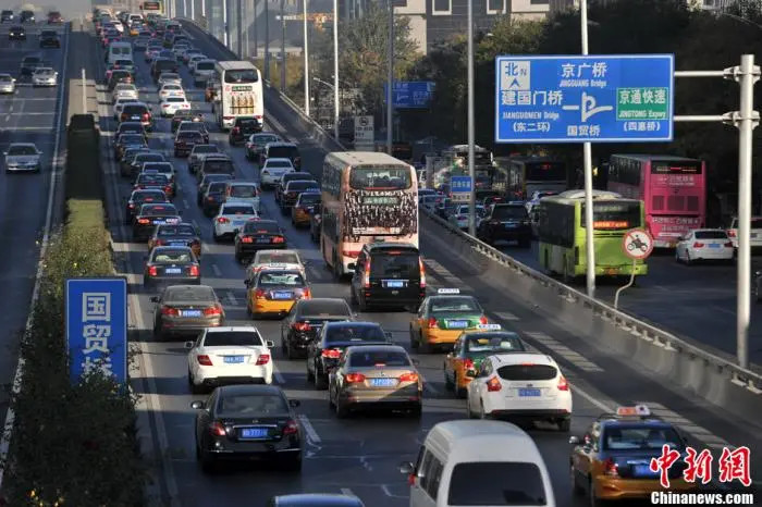 资料图:北京早高峰环路等路段交通拥堵状态.中新网记者 金硕 摄