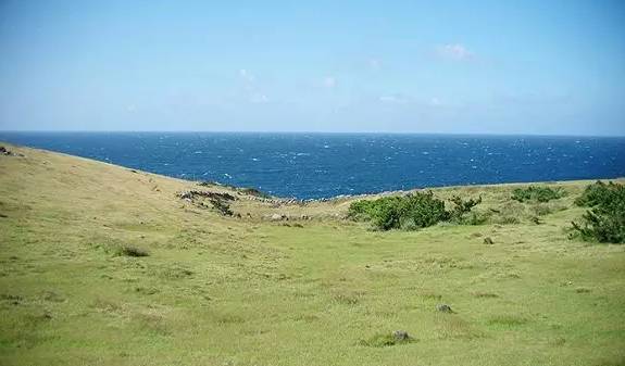 碧草连着大海,大海又在远处与蓝天相接……这样的风景在小值贺岛就像